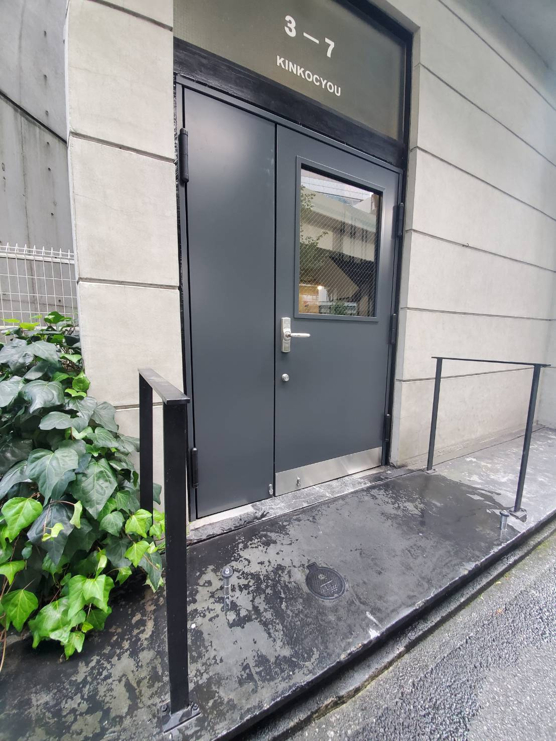 鋼製親子扉　エントランス部　パニックハンドル付　フッ素焼付塗装