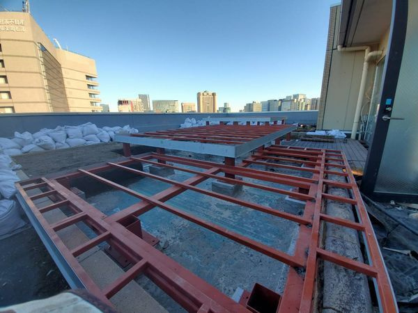 造作デッキ用の鉄骨下地　石貼仕上　工事風景