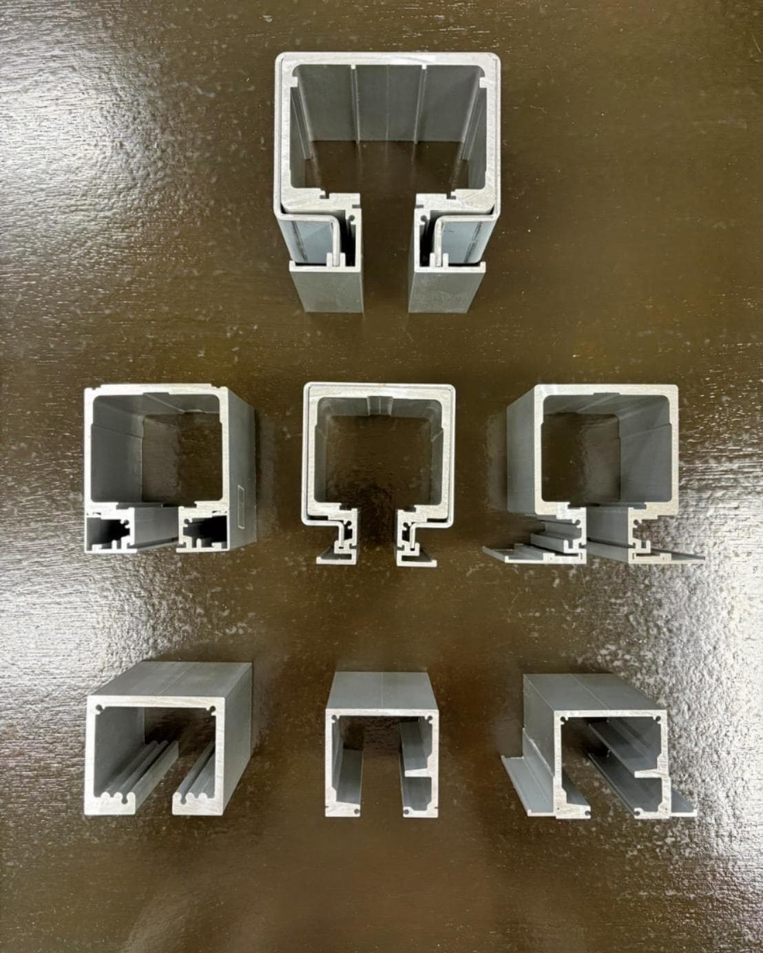 アルミ製ハンガーレールの型材サンプルの一覧