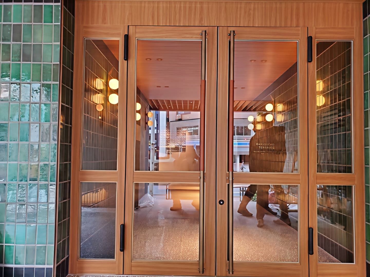 テナントビル、エントランスの両開き扉