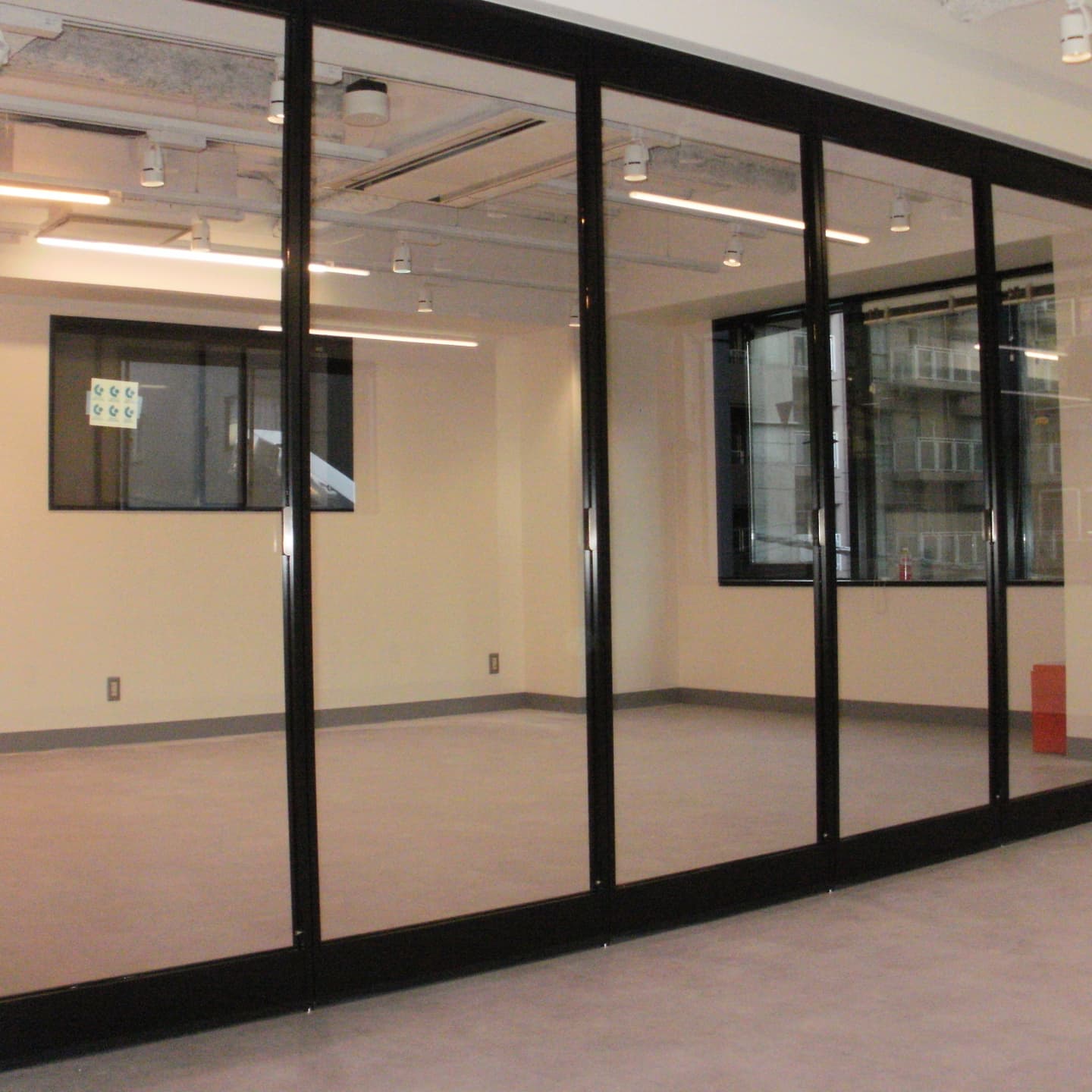 オフィス会議室のガラス折戸建具